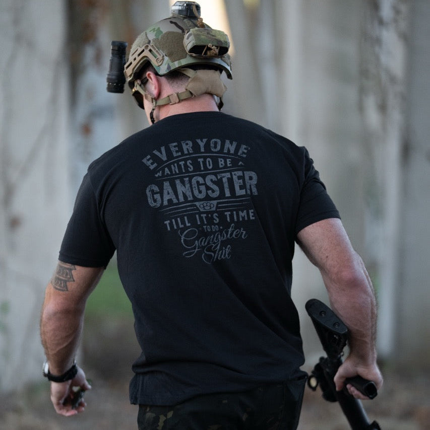 Streetwear Brand Trends - T-shirt grafica di tendenza militare con