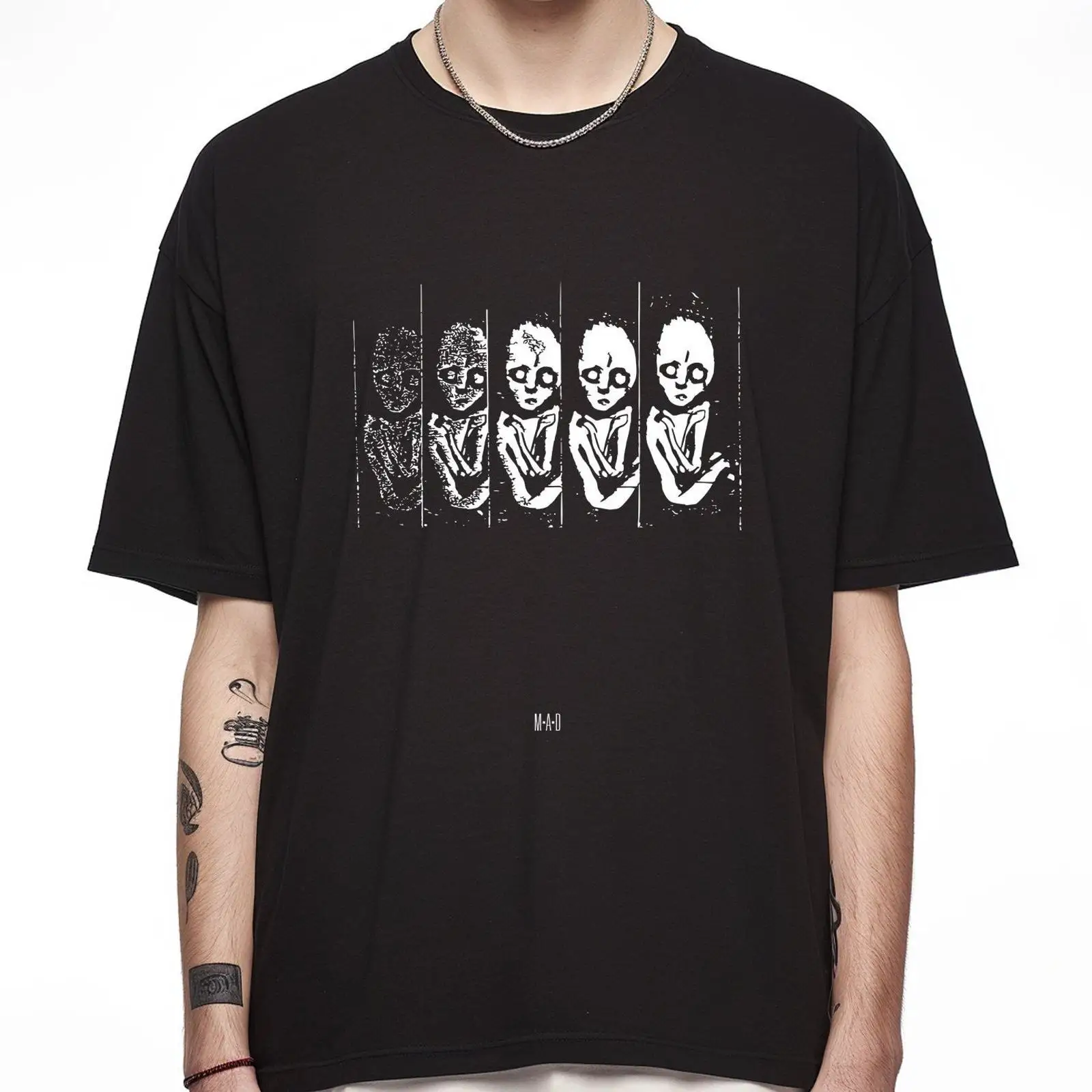Streetwear Brand Aesthetic - T-shirt MAD 001: Estetica Minimalista per
